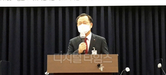김종갑 한국전력 사장이 11일 국회에서 열린 전력정책포럼에서 인사말을 하고 있다.